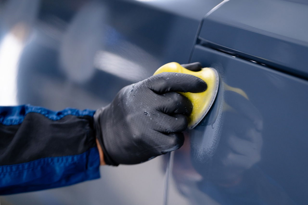 Proceso de pulido en la carrocería del Volvo EX90, atención al detalle.