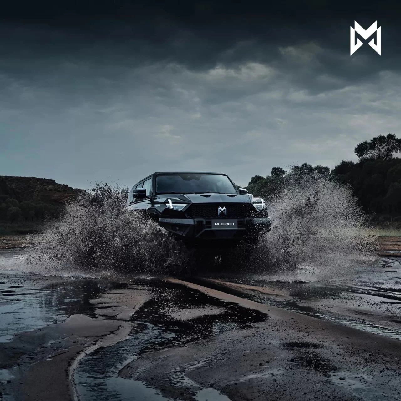 M-HERO, un coloso 4x4 desafiando terrenos difíciles. Potencia y agilidad en un diseño robusto.