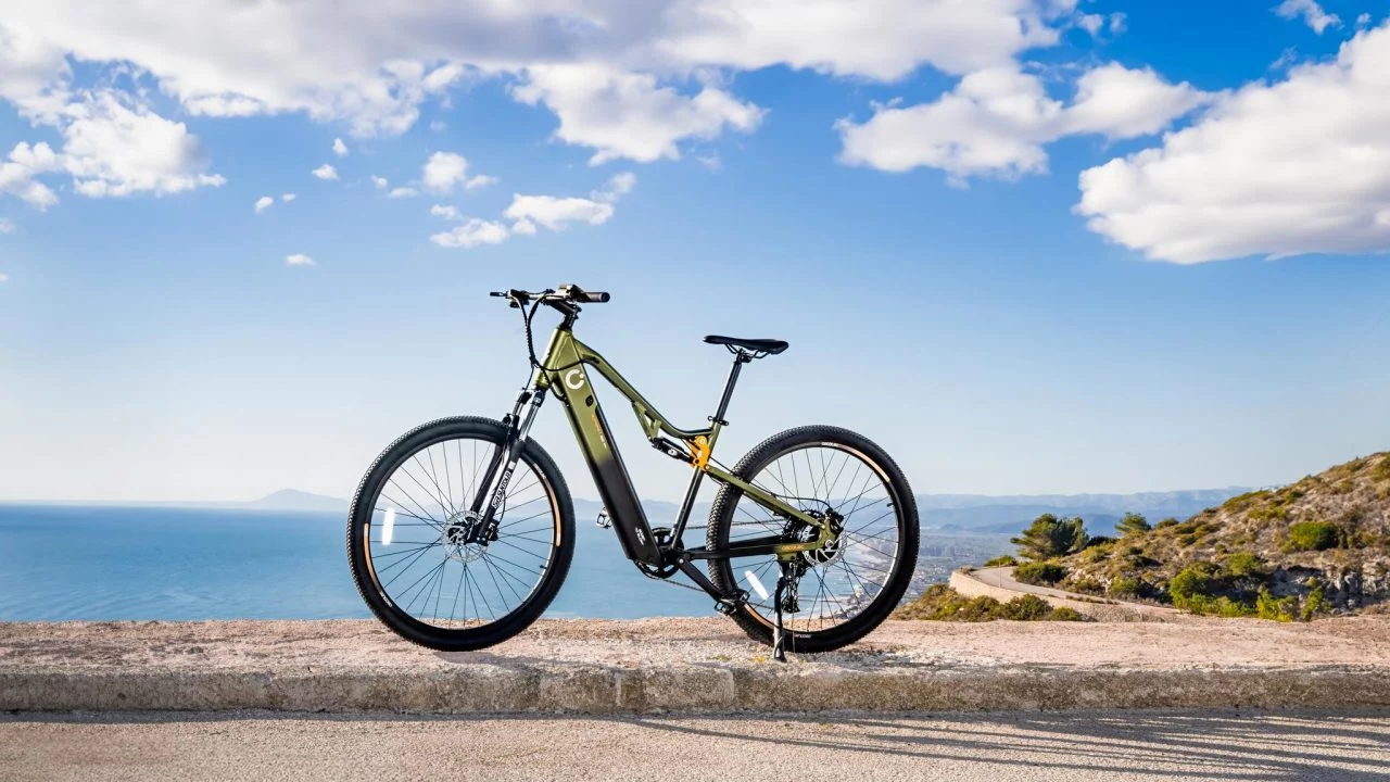 Ebike Cecotec Mountain Supreme posa en un entorno costero, resaltando sus ruedas de 29 pulgadas.