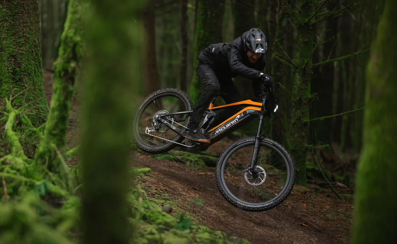 McLaren lanza ebike 4x4 revolucionaria con motor central potente.