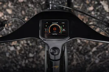 Instrumentación digital de la eBike 4x4 McLaren con indicadores claros.