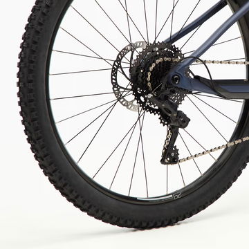 Primer plano del motor central Yamaha en la ebike SUV de Decathlon