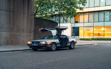 El DeLorean eléctrico revive la icónica silueta con puertas de ala de gaviota abiertas.