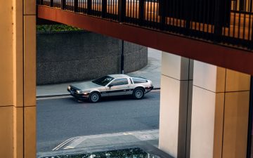 Vista lateral del DeLorean convertido a eléctrico, manteniendo su icónico diseño.