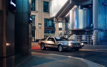 Reinvención eléctrica del DeLorean, icónico diseño conservado.