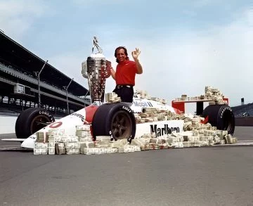 Emerson Fittipaldi celebra su triunfo en la Indy 500 de 1989.