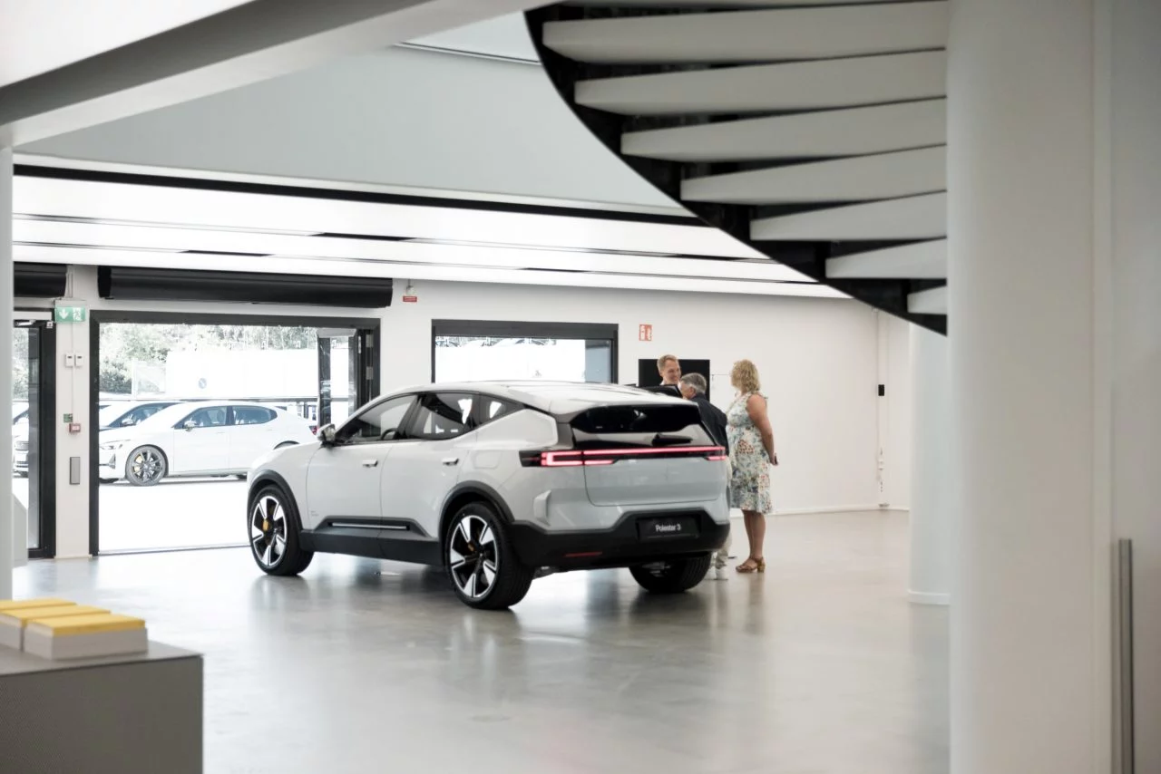 El Polestar 3 SUV eléctrico luce su diseño trasero y lateral en sala de entregas.