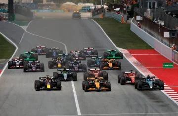 Momento emocionante de F1 con coches luchando por la posición en Montmeló.