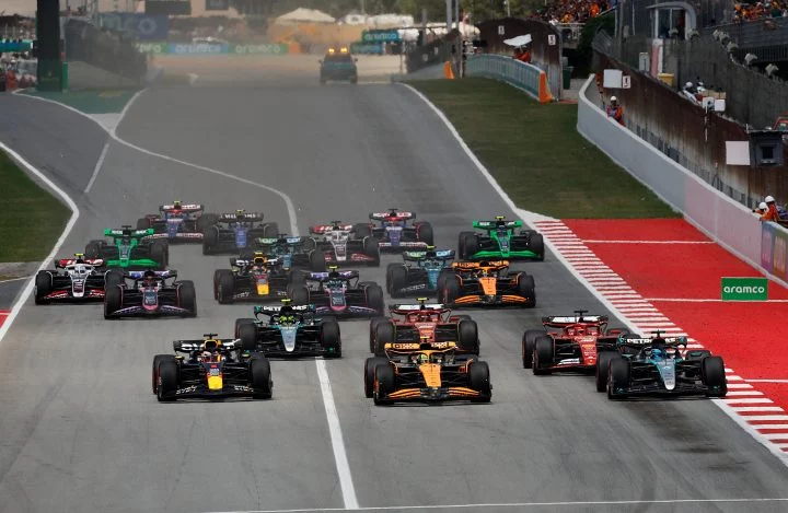Momento emocionante de F1 con coches luchando por la posición en Montmeló.