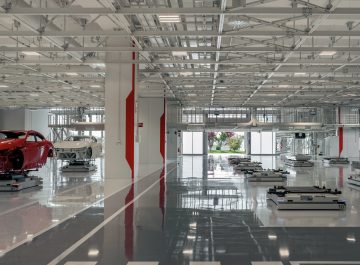 Vista parcial de la moderna planta de producción de Ferrari, reflejo de tecnología y diseño.