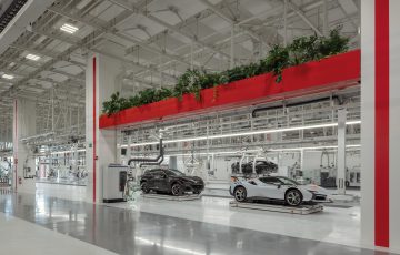 Vista lateral de la línea de montaje en la nueva planta de Ferrari.