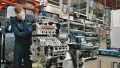 Vistazo al ensamblaje motor V8 AMG en la planta de Mercedes.