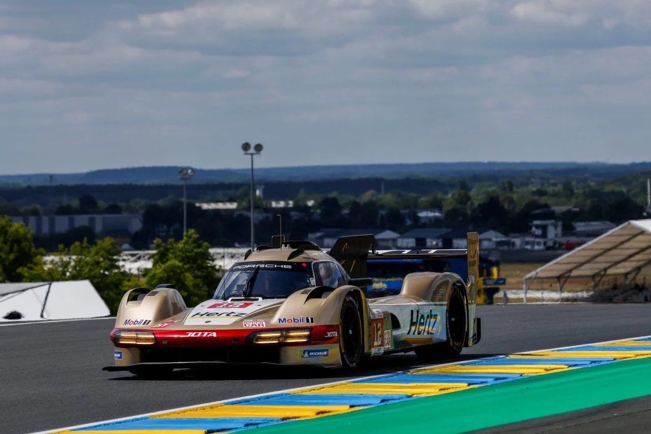 Vista dinámica del prototipo Porsche en Le Mans 2024 en plena acción.