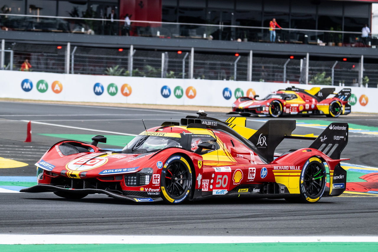 Un Ferrari compite en cabeza en las 24 Horas de Le Mans 2024