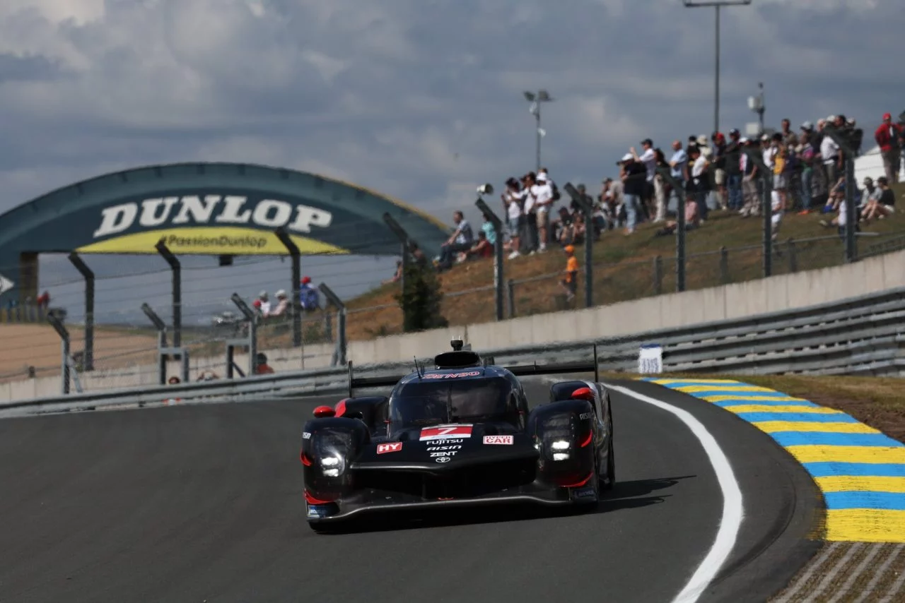 Vehículo de competición abordando una curva emblemática de Le Mans