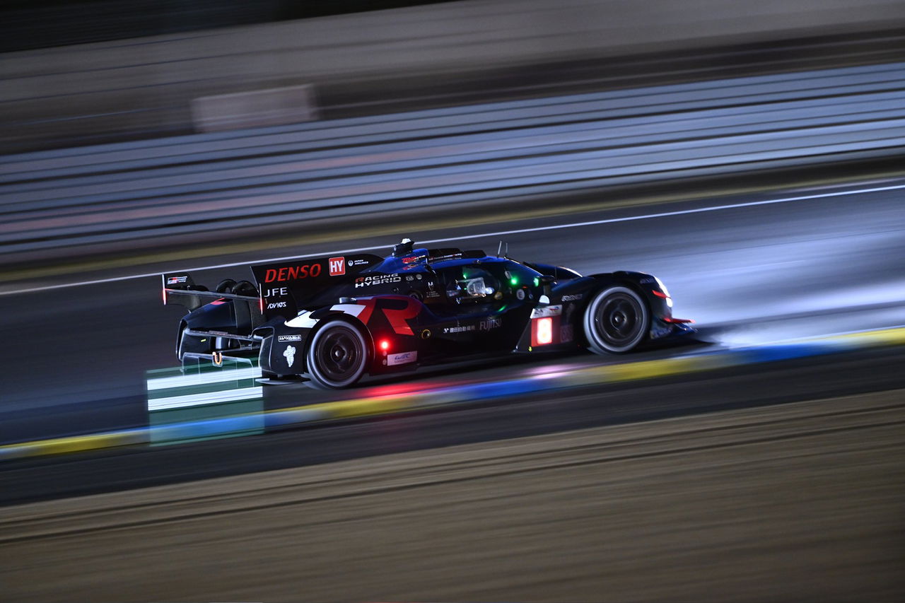 Vehículo compitiendo en la noche de Le Mans 2024, luces deslumbrantes en pista.