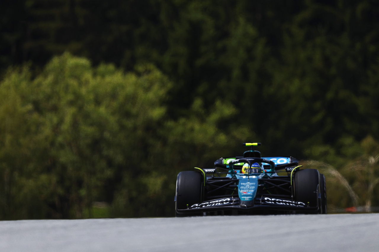 Fernando Alonso pilota su monoplaza con destreza en Austria.