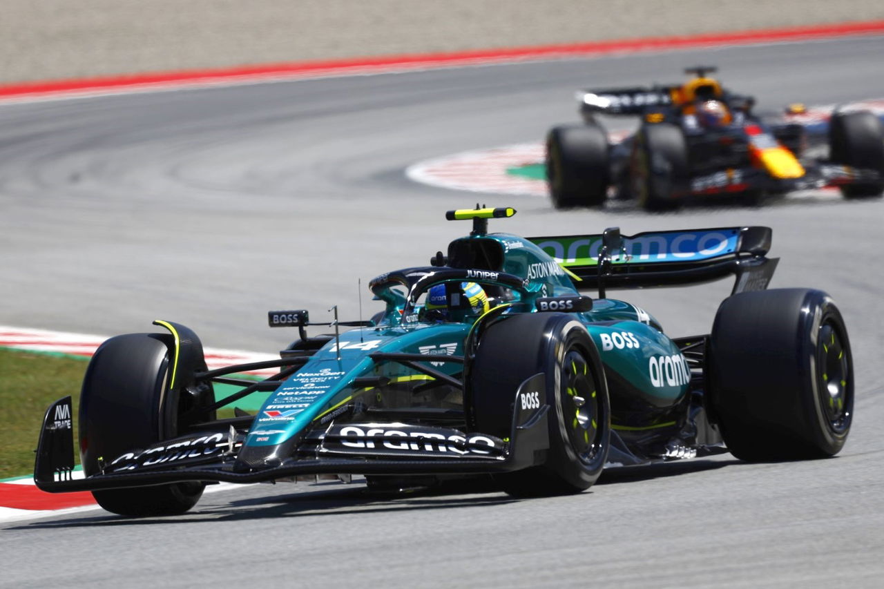 Fernando Alonso pilotando con destreza el Aston Martin en GP de España 2024