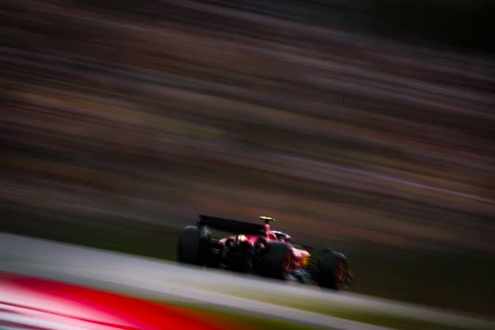 Bólido de Ferrari en acción durante el GP de España 2024