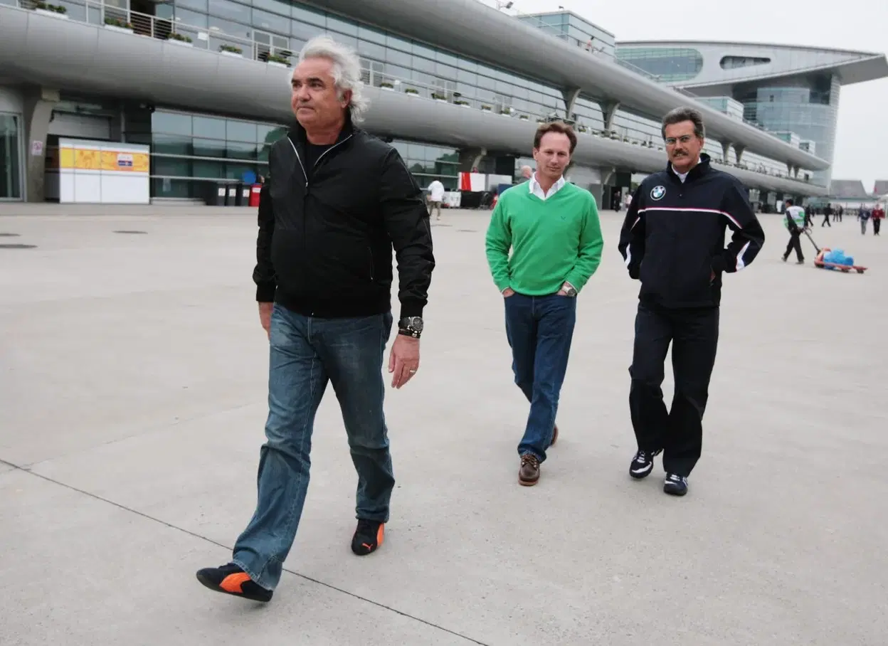 Flavio Briatore junto a dos personas, regresa como asesor de Alpine F1.