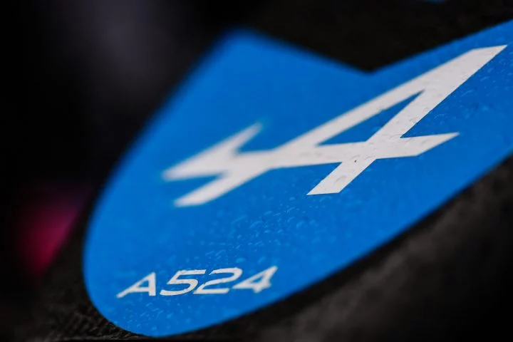 Detalle del emblema Alpine A524, simbolizando la electrificación.