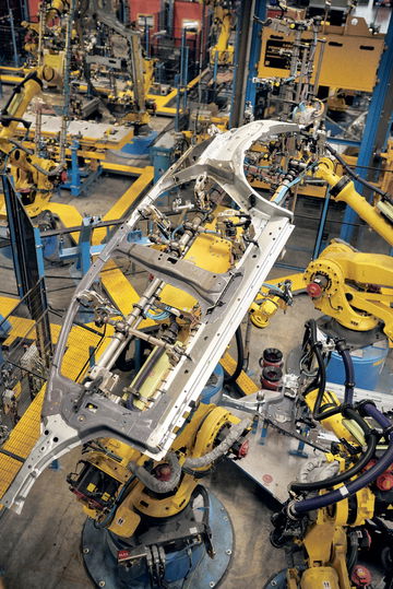 Vista de la estructura de un Ford EV en la línea de producción.