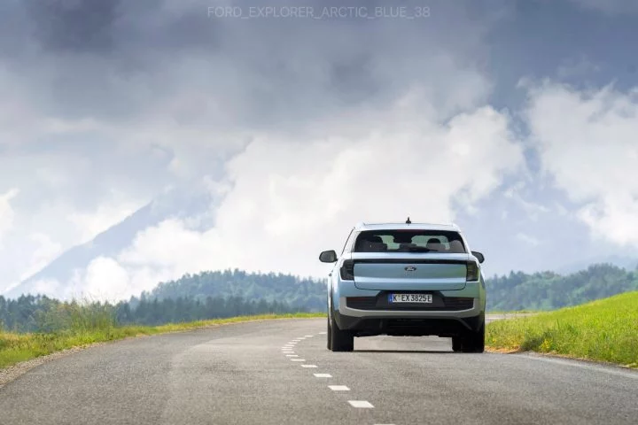 Vista frontal del Ford Explorer 2024 en carretera eslovena