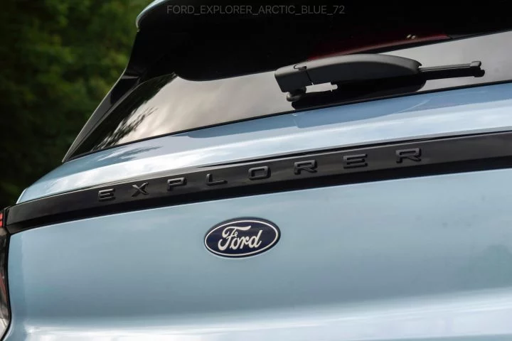 Vista del emblema de Ford en detalle, enfocado y nítido.