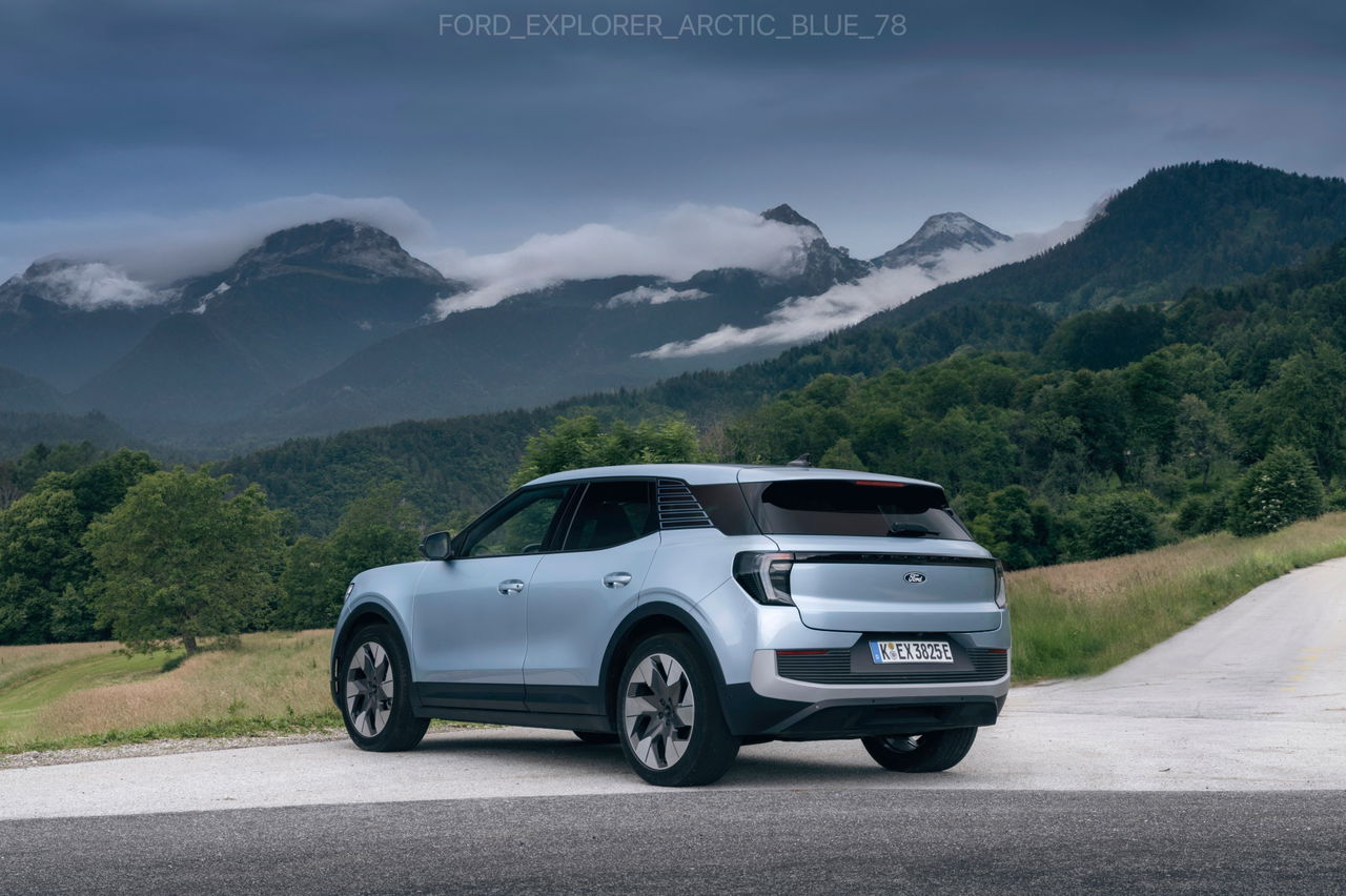 El Ford Explorer 2024 luce imponente en el asfalto esloveno.