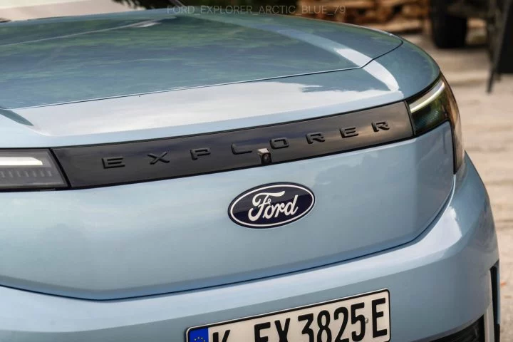 Vista frontal del Ford Explorer 2024 mostrando su parrilla y logotipo característicos.