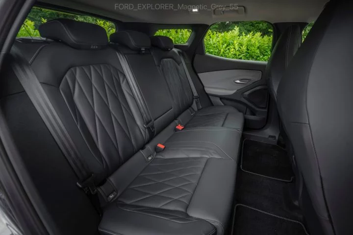 Vista de los asientos traseros del Ford Explorer, destacando su amplitud y acabados.
