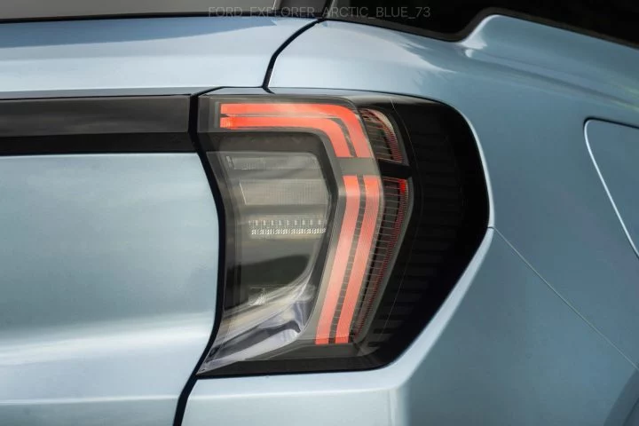 Vista cercana del distintivo diseño de luces traseras del Ford Explorer 2024.