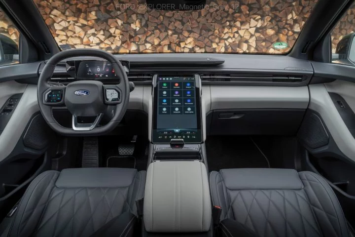 Confort y tecnología se unen en la cabina del Ford Explorer 2024.