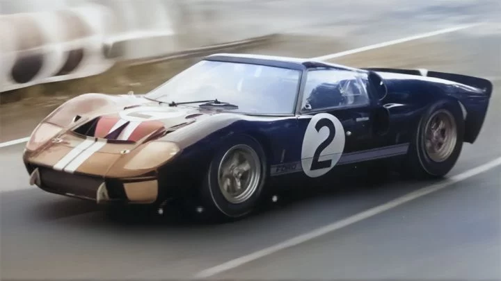 Ford GT en la legendaria carrera de Le Mans, símbolo de resistencia y velocidad.