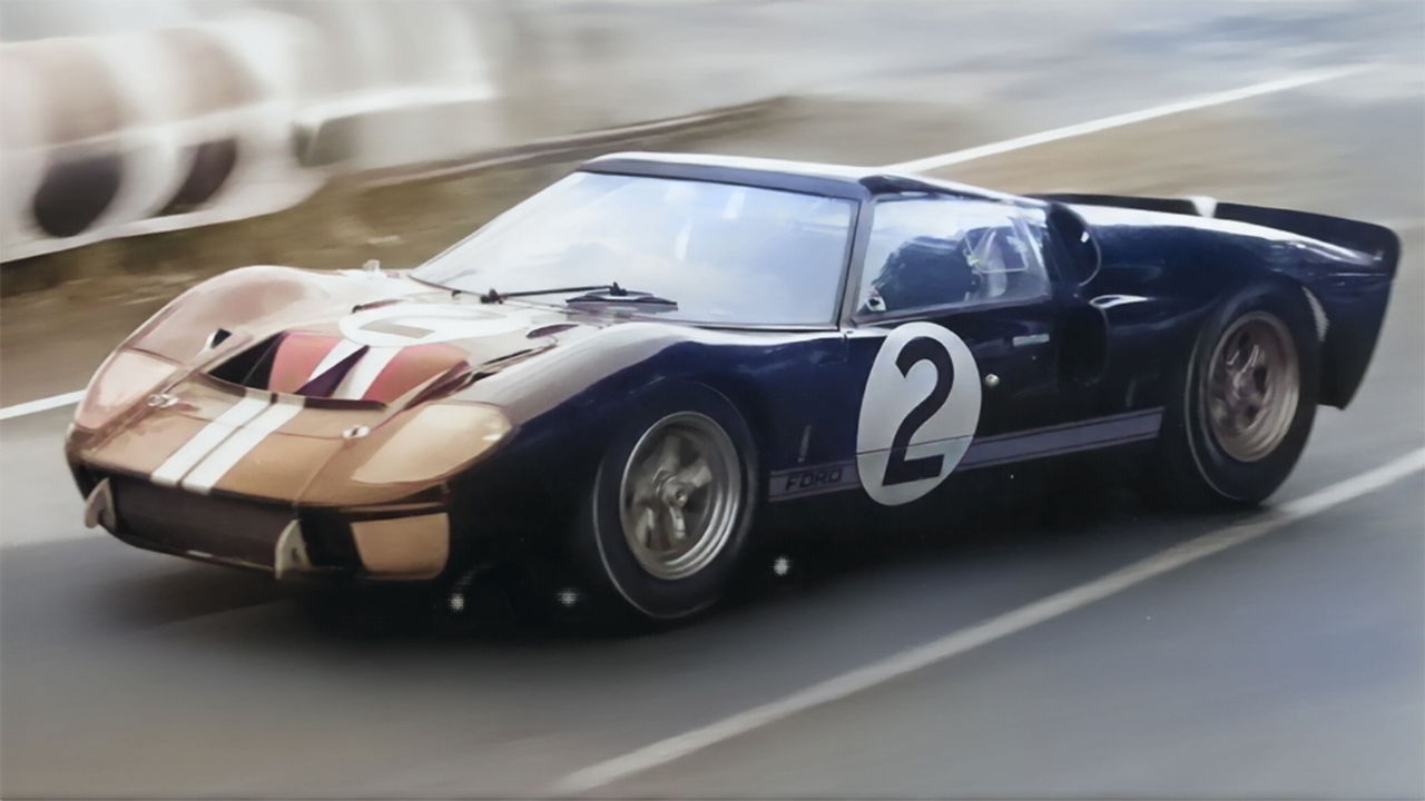 Ford GT en la legendaria carrera de Le Mans, símbolo de resistencia y velocidad.