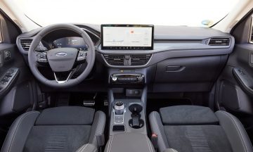 Vista detallada del tablero del Ford Kuga 2024, realzando su diseño y tecnología