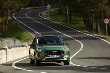 Ford Kuga 2024 rodando con elegancia y robustez en carretera.