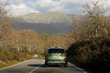 Ford Kuga 2024 captado desde atrás en su hábitat natural, la carretera.