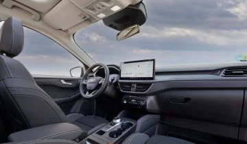 Vista lateral del Ford Kuga 2024, destacando su diseño moderno y líneas aerodinámicas.