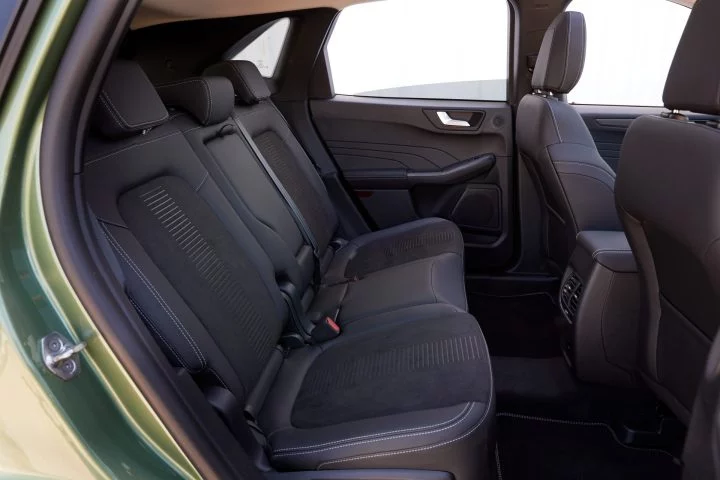 Vista lateral del habitáculo del Ford Kuga, destacando la comodidad y el diseño de los asientos.
