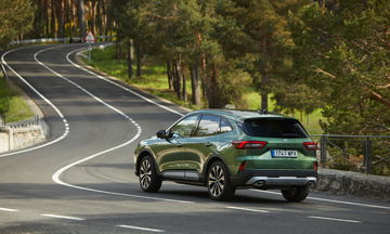 Vista lateral en movimiento del nuevo Ford Kuga, destacando su línea aerodinámica.