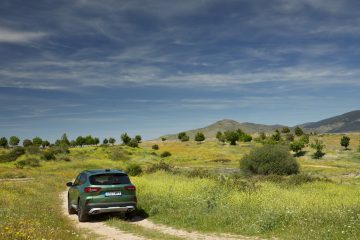 Vista dinámica del Ford Kuga 2024 rodando por caminos rurales de España