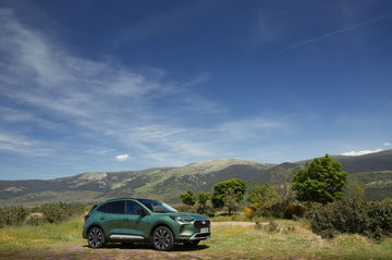 Vista lateral del nuevo Ford Kuga 2024 en un entorno natural, destacando su diseño y líneas.