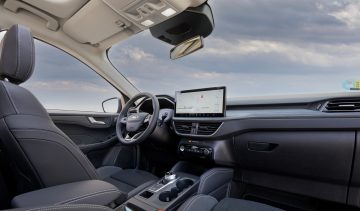 Vista del habitáculo del Ford Kuga 2024, destacando su tecnología y confort.