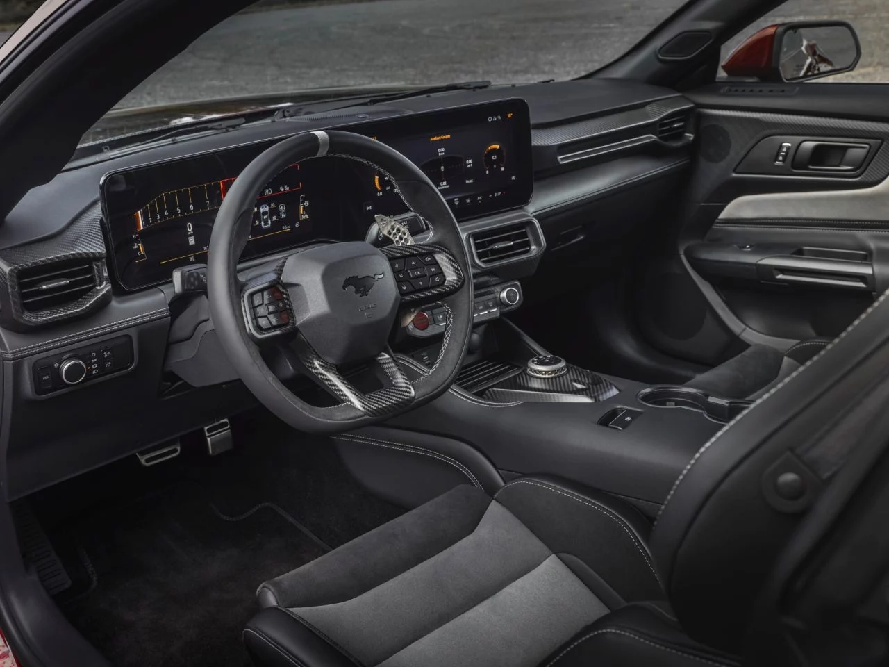 Interior del Ford Mustang GTD mostrando acabados premium y amplios asientos.