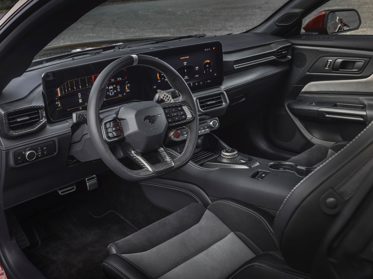 Interior del Ford Mustang GTD mostrando acabados premium y amplios asientos.