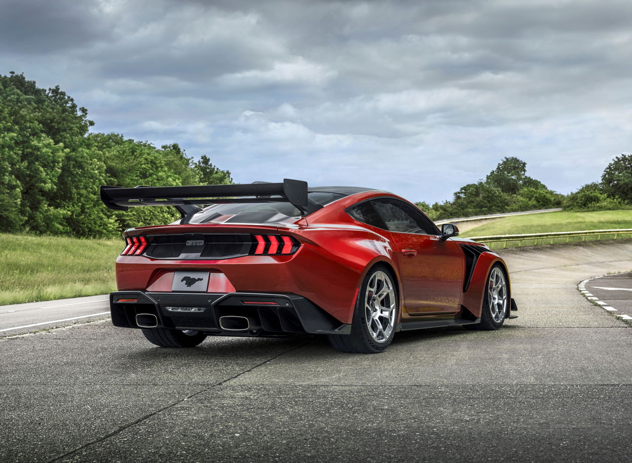 Vista dinámica del Ford Mustang GTD 2024 desafiando al Porsche.