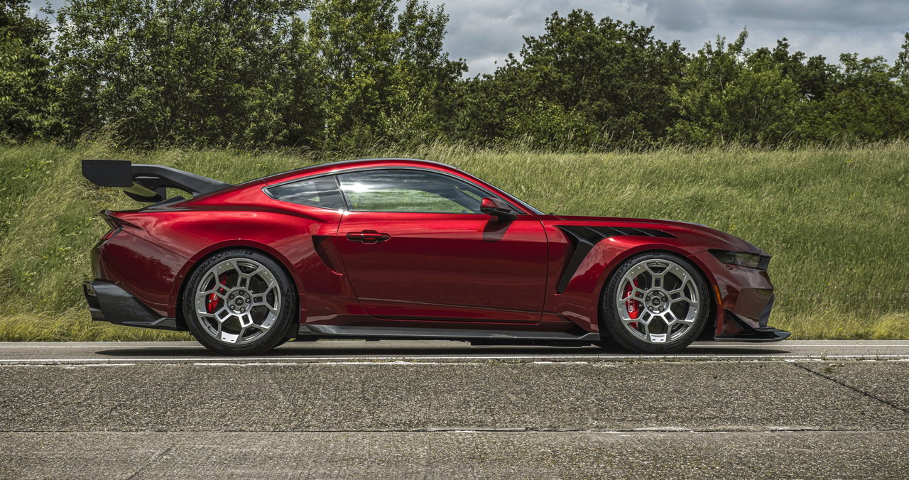 Vista lateral Ford Mustang GTD revelando líneas dinámicas y paquete de rendimiento.