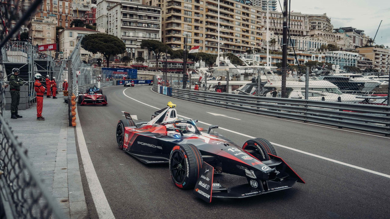 Un bólido de Fórmula E evidencia su aerodinámica y diseño en el ePrix de Mónaco.