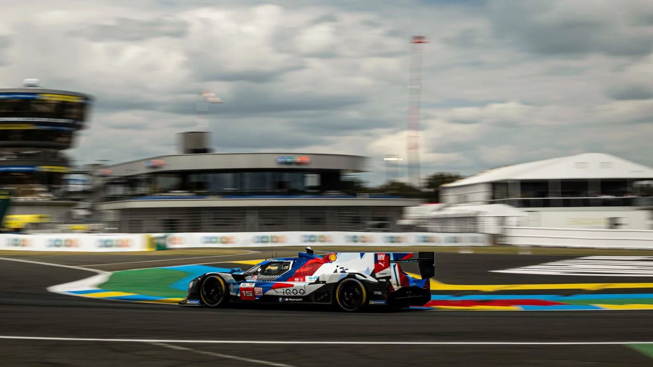 Vista dinámica del Toyota en curva durante el entrenamiento en Le Mans